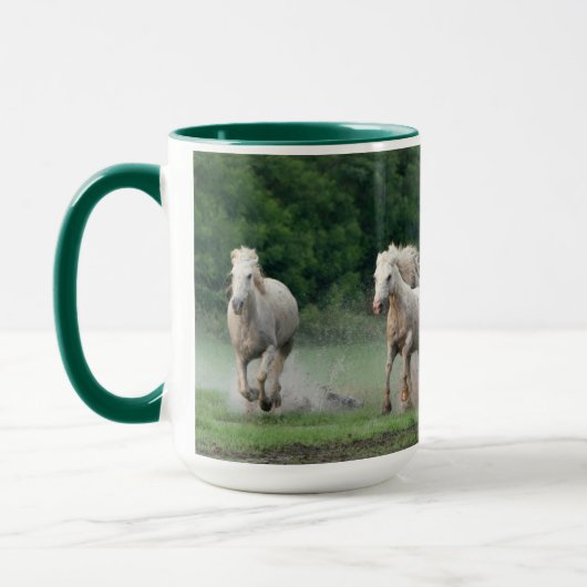 Camargue-paarden die in water lopen mok (Links)