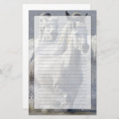 Camargue-paarden die op marshland lopen om over te briefpapier (Voorkant / Achterkant)