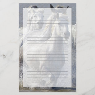 Camargue-paarden die op marshland lopen om over te briefpapier