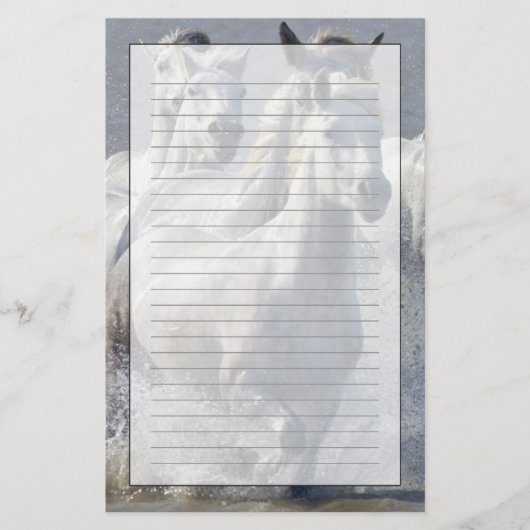 Camargue-paarden die op marshland lopen om over te briefpapier (Voorkant)