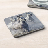 Camargue-paarden die op marshland lopen om over te drankjes onderzetter (Linkerzijde)