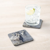 Camargue-paarden die op marshland lopen om over te drankjes onderzetter (Rechterzijde)