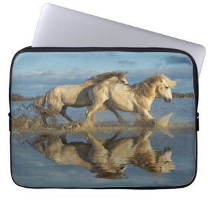 Camargue-paarden en weerspiegeling, Zuid-Frankrijk Laptop Sleeve