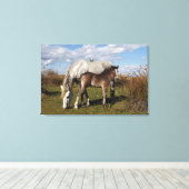 Camargue-paardveulen met moeder canvas afdruk (Insitu (Houten vloer))