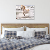 Camarguepaard dat uit de branding loopt canvas afdruk (Insitu (Slaapkamer))