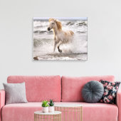 Camarguepaard dat uit de branding loopt canvas afdruk (Insitu (Woonkamer))