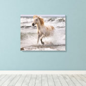 Camarguepaard dat uit de branding loopt canvas afdruk (Insitu (Houten vloer))