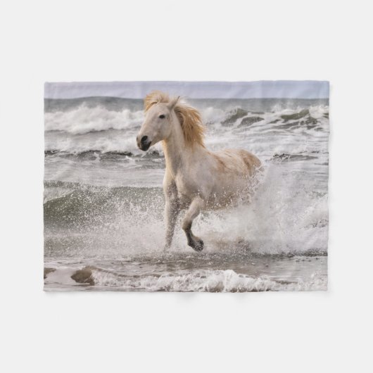 Camarguepaard dat uit de branding loopt fleece deken (Voorkant (Horizontaal))
