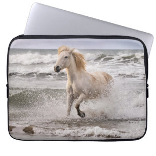 Camarguepaard dat uit de branding loopt laptop sleeve