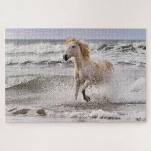 Camarguepaard dat uit de branding loopt legpuzzel