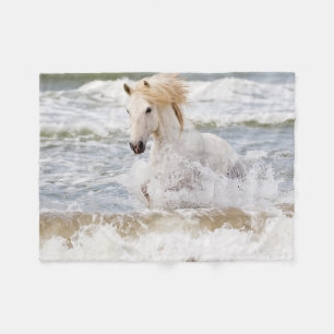 Camarguepaard in de branding fleece deken