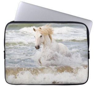 Camarguepaard in de branding laptop sleeve