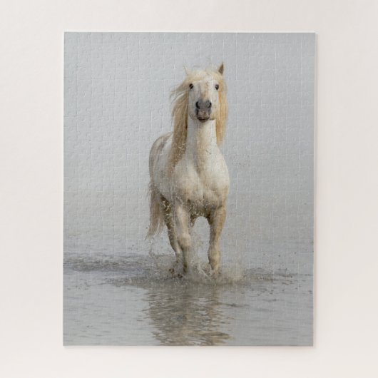Camarguepaard loopt in het water legpuzzel (Verticaal)