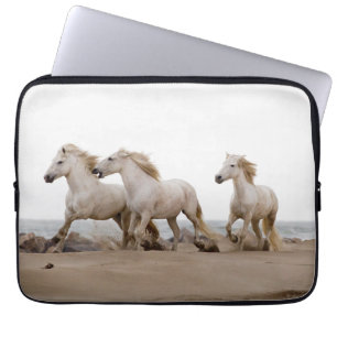 Camarguepaarden die op het strand rennen laptop sleeve