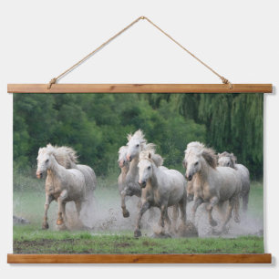 Camarguepaarden rennen in het water hangend wandkleed