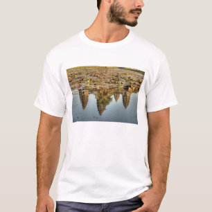 Cambodia, Angkor Wat. Weerkaatsing van tempel T-shirt