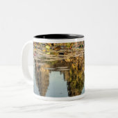 Cambodja, Angkor Wat. Reflectie van de tempel Tweekleurige Koffiemok (Voorkant links)