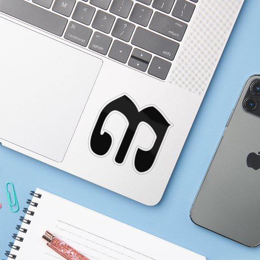 Cambodjaans nummer 3 / Three / ៣ (Bei) Khmer Scrip Sticker (Laptop met iPhone)