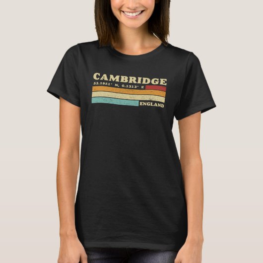 Cambridge England City Retro Longitude Latitude T-shirt (Voorkant)