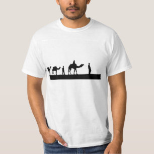 Camel caravan die het T-shirt van de woestijn over