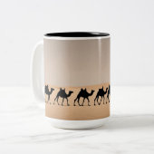Camel caravan in de woestijn tweekleurige koffiemok (Voorkant links)