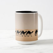 Camel caravan in de woestijn tweekleurige koffiemok (Voorkant rechts)