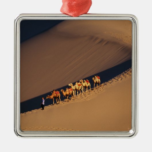 Camel caravan op de woestijn, Dunhuang, Gansu Metalen Ornament (Voorkant)