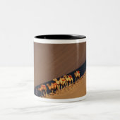 Camel caravan op de woestijn, Dunhuang, Gansu Tweekleurige Koffiemok (Center)