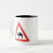 Camel Crossing Mug Tweekleurige Koffiemok (Voorkant links)