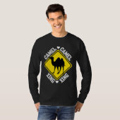 Camel Crossing Sign T-shirt (Voorkant volledig)
