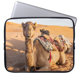 Camel in de woestijn van Oman Laptop Sleeve