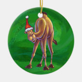 Camel Kerstmis op groen Keramisch Ornament (Voorkant)