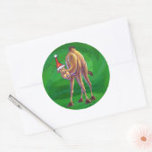 Camel Kerstmis op groen Ronde Sticker (Envelop)