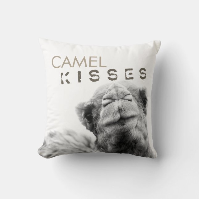 Camel Kisses Black en White Sierkussen (Voorkant)