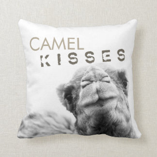 Camel Kisses Black en White Sierkussen