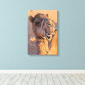 Camel met een grappige gezichtsuitdrukking canvas afdruk (Insitu (Houten vloer))