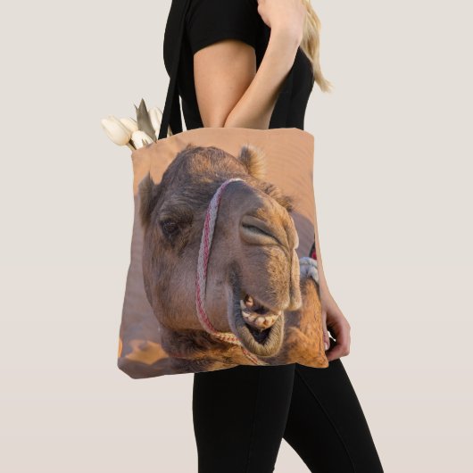 Camel met een grappige gezichtsuitdrukking - Oman Tote Bag (Dichtbij)
