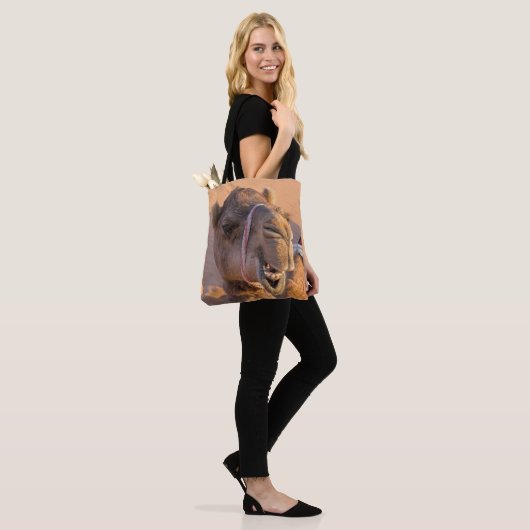 Camel met een grappige gezichtsuitdrukking - Oman Tote Bag (Op model)