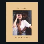 Camel minimalistische aangepaste fototekst poster<br><div class="desc">Camel Beige Minimalist Custom Photo Text Couple Poster met grote witte ruimte lijst, paar/pasgetrouwden naam en verloving jaar in een modern en eenvoudig sans serif lettertype en een gepersonaliseerde foto. Creëer Een perfecte bruiloft, verloving en thuis verwarmende feestgeschenken voor koppel, pasgetrouwden, vrijgezellenfeest, gebruik het als aandenken en geniet van de...</div>