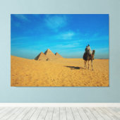 Camel Ride Door De Piramides - Woestijnlandschap Canvas Afdruk (Insitu (Houten vloer))