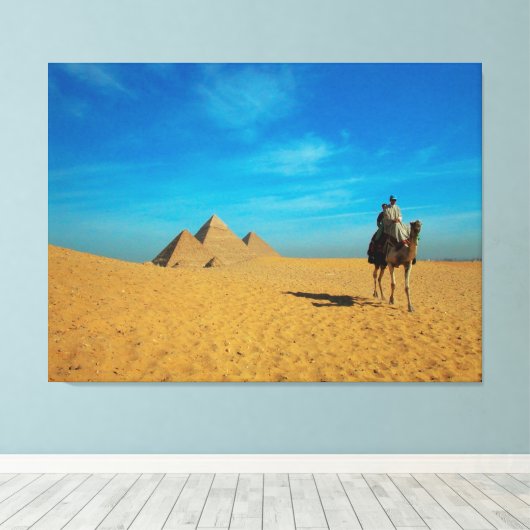 Camel Ride Door De Piramides - Woestijnlandschap Canvas Afdruk (Insitu (Houten vloer))