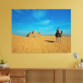 Camel Ride Door De Piramides - Woestijnlandschap Canvas Afdruk (Insitu (Woonkamer))