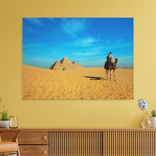 Camel Ride Door De Piramides - Woestijnlandschap Canvas Afdruk (Insitu (Woonkamer))