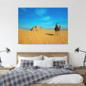 Camel Ride Door De Piramides - Woestijnlandschap Canvas Afdruk (Insitu (Slaapkamer))