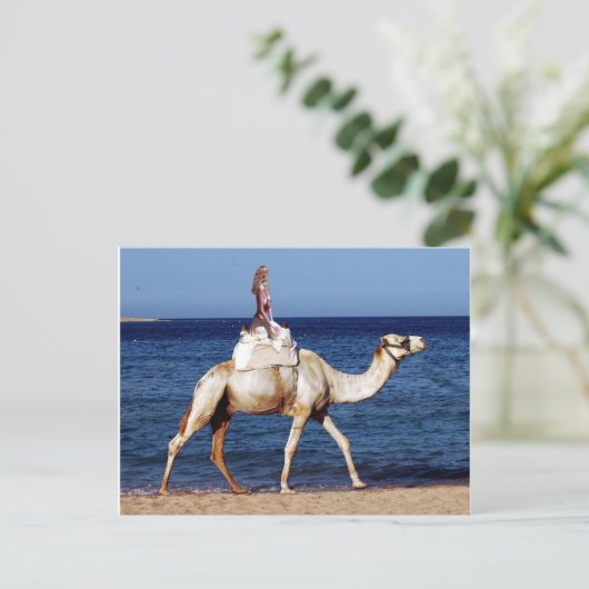 Camel Riding op het strand Briefkaart (Staand voorkant)
