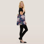 Camelia's op donkerblauw tote bag (Op model)
