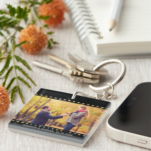 Camera Film Strip Sla de datum Verloving Sleutelhanger (Voorkant Rechts)