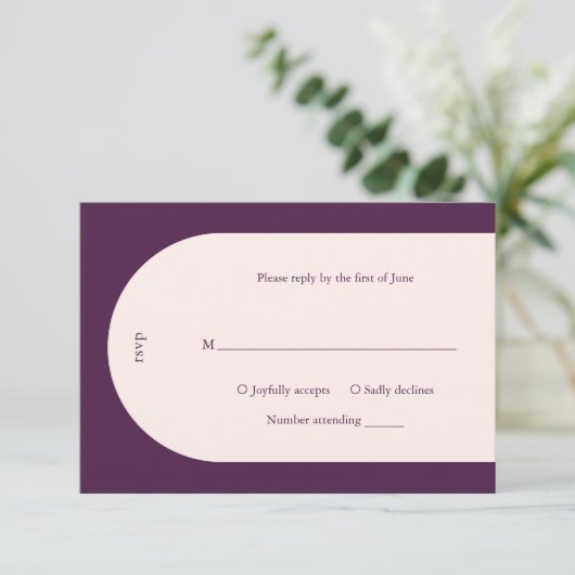 Camia Paarse Arch Modern Wedding RSVP Kaartje (Staand voorkant)
