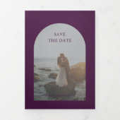 Camila Paarse Arch Modern Wedding Save the Date Drieluik Aankondiging (Cover)