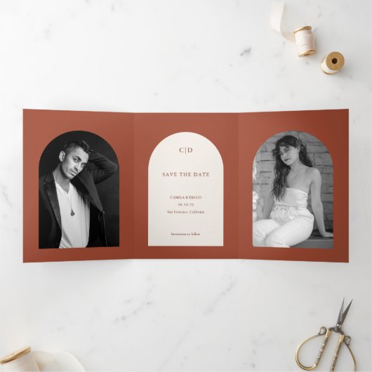 Camila Rust Arch Modern Wedding Save the Date Drieluik Aankondiging (Binnen)
